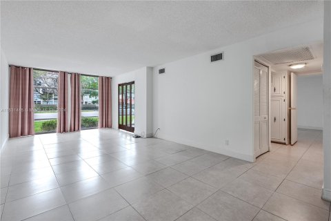 Copropriété à vendre à Hallandale Beach, Floride: 2 chambres, 85.84 m2 № 1003703 - photo 2