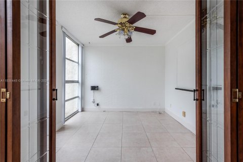 Condominio en venta en Hallandale Beach, Florida, 2 dormitorios, 85.84 m2 № 1003703 - foto 5