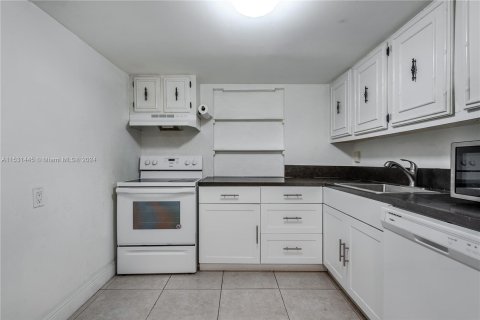 Condominio en venta en Hallandale Beach, Florida, 2 dormitorios, 85.84 m2 № 1003703 - foto 13