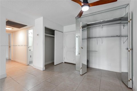 Copropriété à vendre à Hallandale Beach, Floride: 2 chambres, 85.84 m2 № 1003703 - photo 3
