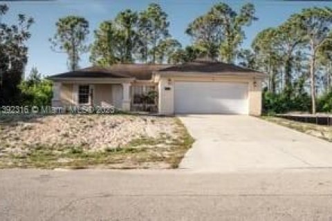 House in Lehigh Acres, Florida 3 bedrooms № 515643 - photo 1