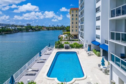 Condominio en venta en Bay Harbor Islands, Florida, 1 dormitorio, 96.62 m2 № 1172074 - foto 5