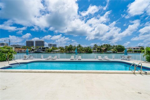 Condominio en venta en Bay Harbor Islands, Florida, 1 dormitorio, 96.62 m2 № 1172074 - foto 30