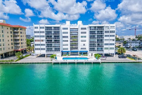Condominio en venta en Bay Harbor Islands, Florida, 1 dormitorio, 96.62 m2 № 1172074 - foto 3