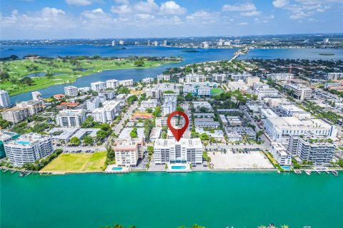 Condominio en venta en Bay Harbor Islands, Florida, 1 dormitorio, 96.62 m2 № 1172074 - foto 2