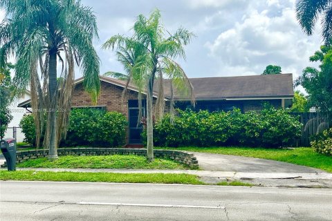 Villa ou maison à vendre à Sunrise, Floride: 4 chambres, 194.82 m2 № 1360784 - photo 1