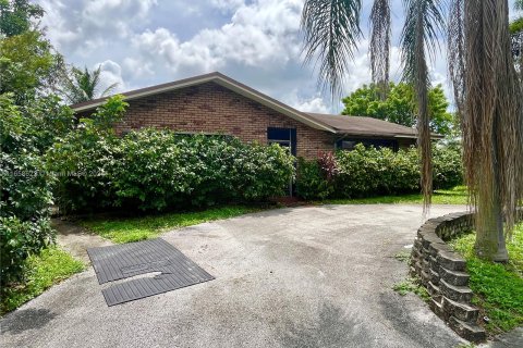 Villa ou maison à vendre à Sunrise, Floride: 4 chambres, 194.82 m2 № 1360784 - photo 2