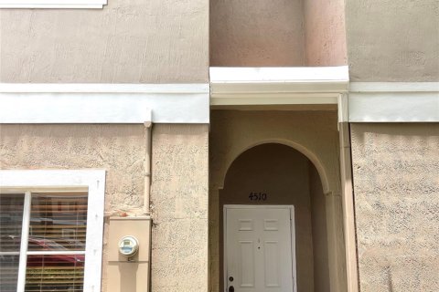 Townhouse in Tamarac, Florida 3 bedrooms, 141.95 sq.m. № 1221250 - photo 1