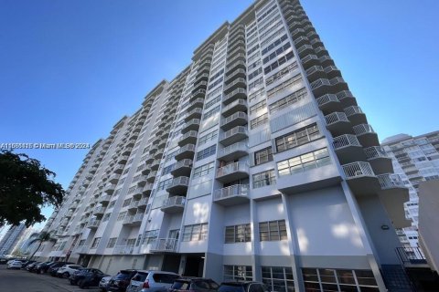 Condo in Aventura, Florida, 1 bedroom  № 1427443 - photo 2