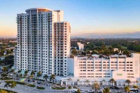 Condo in Hollywood, Florida, 1 bedroom  № 1168450 - photo 1