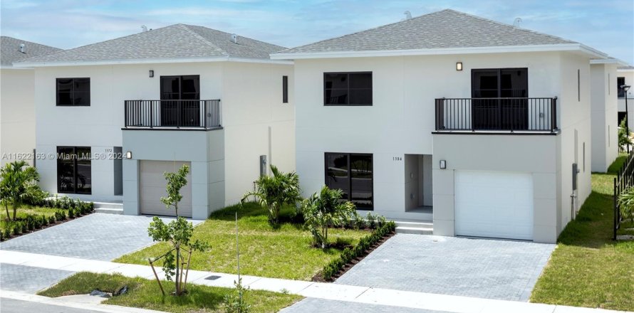 House in Florida City, Florida 5 bedrooms № 1268971