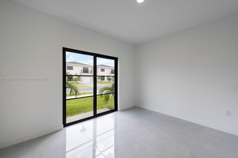 House in Florida City, Florida 5 bedrooms № 1268971 - photo 9