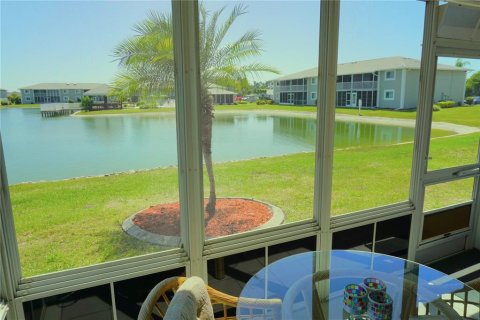 Condo in Punta Gorda, Florida, 2 bedrooms  № 1341439 - photo 4