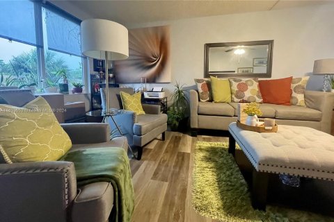 Condo in Sunrise, Florida, 1 bedroom  № 1268761 - photo 11