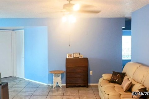 Condo in Port Richey, Florida, 2 bedrooms  № 1333976 - photo 9