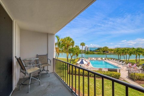 Condo in South Pasadena, Florida, 1 bedroom  № 1343925 - photo 1