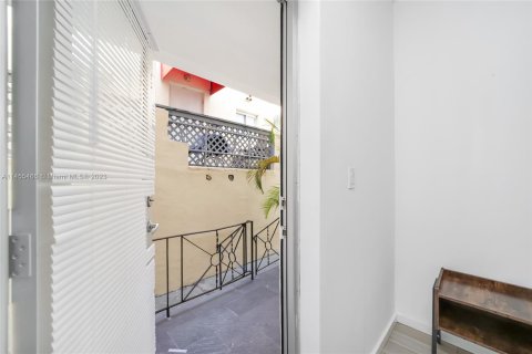 Condo in Miami Beach, Florida, 1 bedroom  № 732224 - photo 12