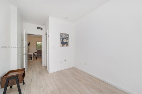 Condo in Miami Beach, Florida, 1 bedroom  № 732224 - photo 9