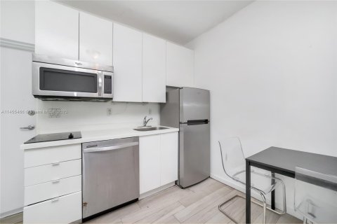 Condo in Miami Beach, Florida, 1 bedroom  № 732224 - photo 1