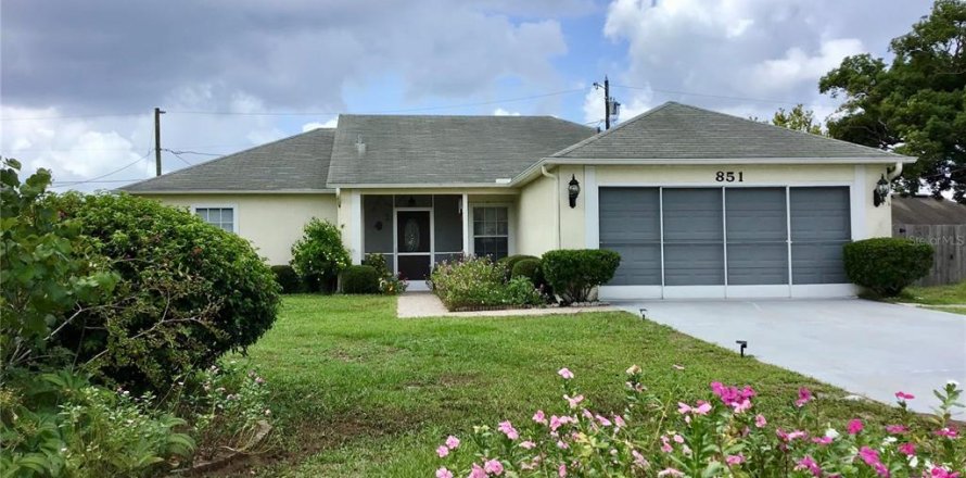 House in Deltona, Florida 3 bedrooms, 115.76 sq.m. № 1300238