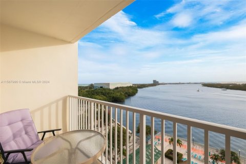 Condominio en venta en Sunny Isles Beach, Florida, 1 dormitorio, 70.79 m2 № 1176512 - foto 6
