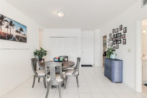 Condominio en venta en Sunny Isles Beach, Florida, 1 dormitorio, 70.79 m2 № 1176512 - foto 28