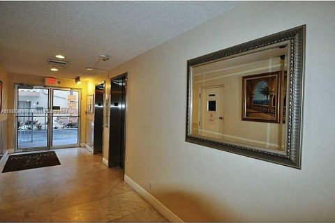 Condominio en venta en Hallandale Beach, Florida, 2 dormitorios, 103.03 m2 № 1176513 - foto 20