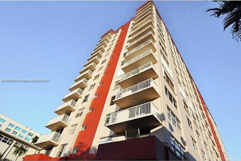 Condominio en venta en Hallandale Beach, Florida, 2 dormitorios, 103.03 m2 № 1176513 - foto 1