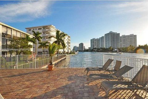 Condo in Hallandale Beach, Florida, 2 bedrooms  № 1176513 - photo 3