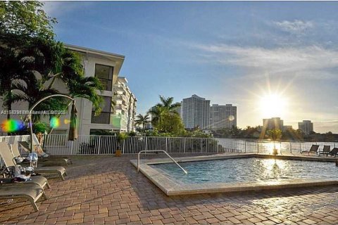 Copropriété à vendre à Hallandale Beach, Floride: 2 chambres, 103.03 m2 № 1176513 - photo 2