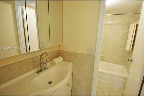 Condo in Hallandale Beach, Florida, 2 bedrooms  № 1176513 - photo 11