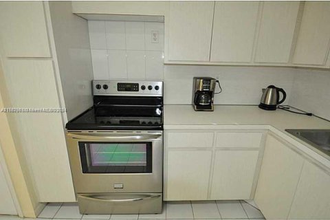 Condo in Hallandale Beach, Florida, 2 bedrooms  № 1176513 - photo 14