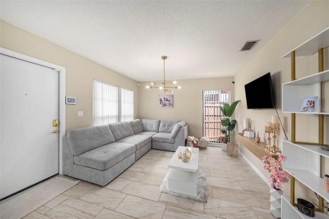 House in Tampa, Florida 2 bedrooms, 82.78 sq.m. № 1336337 - photo 6