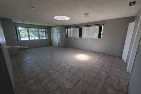 Casa en venta en Oakland Park, Florida, 6 dormitorios, 207.45 m2 № 696228 - foto 24