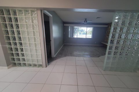 House in Oakland Park, Florida 6 bedrooms, 207.45 sq.m. № 696228 - photo 9