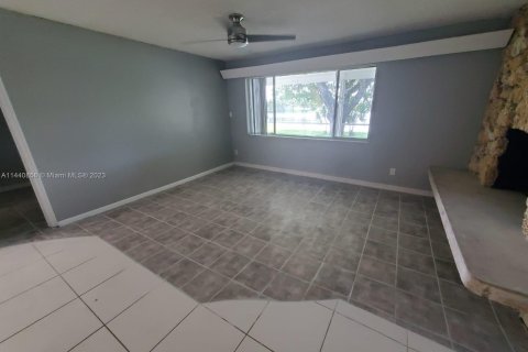 House in Oakland Park, Florida 6 bedrooms, 207.45 sq.m. № 696228 - photo 7