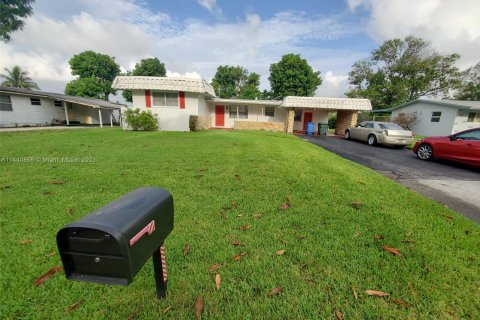House in Oakland Park, Florida 6 bedrooms, 207.45 sq.m. № 696228 - photo 1