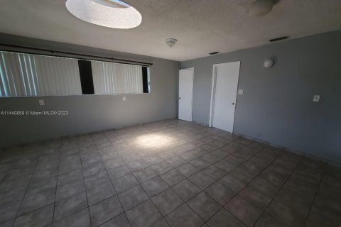 Casa en venta en Oakland Park, Florida, 6 dormitorios, 207.45 m2 № 696228 - foto 25