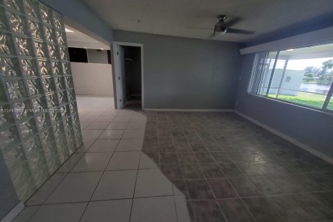 House in Oakland Park, Florida 6 bedrooms, 207.45 sq.m. № 696228 - photo 19