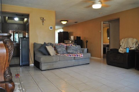 House in Port Richey, Florida 3 bedrooms, 140.1 sq.m. № 1385190 - photo 7