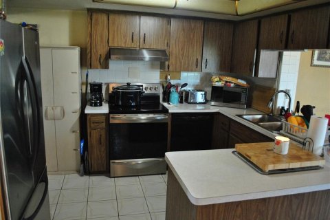 House in Port Richey, Florida 3 bedrooms, 140.1 sq.m. № 1385190 - photo 13