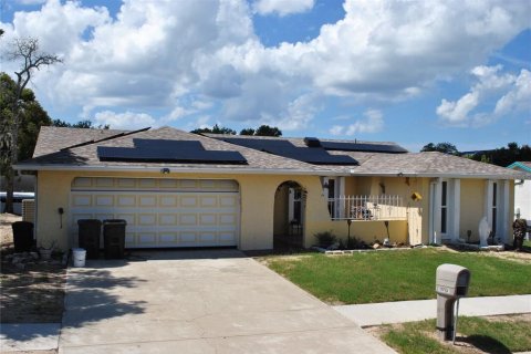 House in Port Richey, Florida 3 bedrooms, 140.1 sq.m. № 1385190 - photo 1