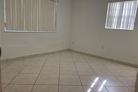 Commercial property in Miami, Florida № 1235269 - photo 13