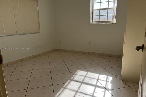 Commercial property in Miami, Florida № 1235269 - photo 14