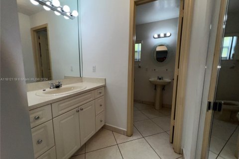 Propiedad comercial en venta en Miami, Florida № 1235269 - foto 12