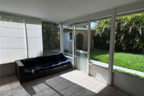 Propiedad comercial en venta en Miami, Florida № 1235269 - foto 16