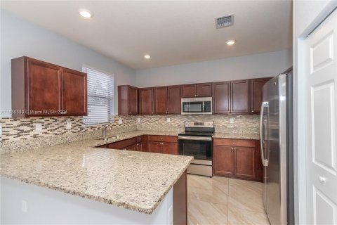 Casa en venta en Hialeah, Florida, 4 dormitorios, 228.73 m2 № 1354567 - foto 9