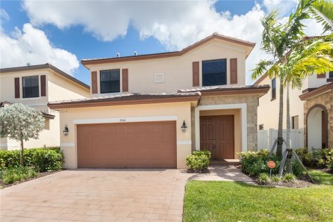 House in Hialeah, Florida 4 bedrooms, 228.73 sq.m. № 1354567 - photo 4