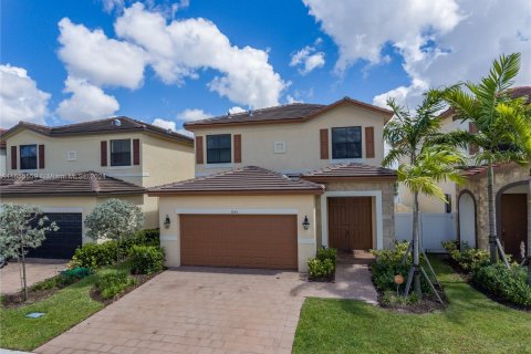 Casa en venta en Hialeah, Florida, 4 dormitorios, 228.73 m2 № 1354567 - foto 3