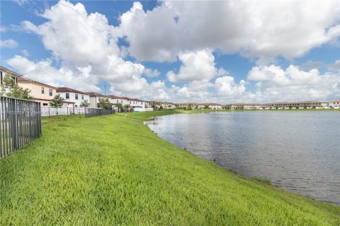 Villa ou maison à vendre à Hialeah, Floride: 4 chambres, 228.73 m2 № 1354567 - photo 10